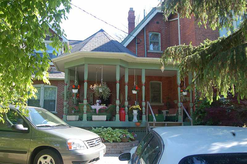 Canada East Tour 2006129.JPG - The porch, with our breakfast table.  After breakfast, we headed for Niagara Falls.